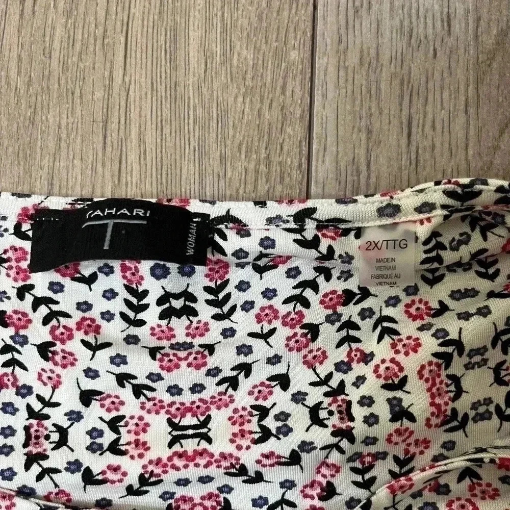 Tahari Floral Shirt with Pleat on back Scoop Neck Size 2X - Picture 2 of 5